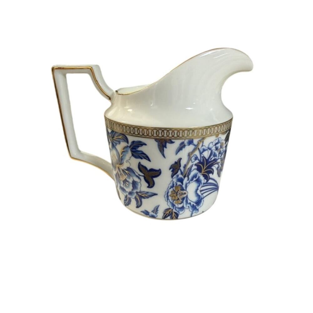 Wedgwood Hibiscus Creamer 22-carat gold border Bone China